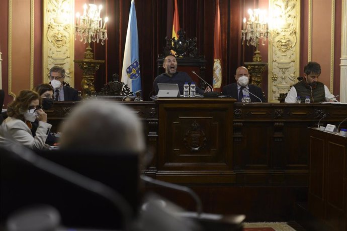 Archivo - Arquivo - O alcalde de Ourense, Gonzalo Pérez Jácome (c), intervén durante un pleno no Concello de Ourense, a 6 de maio de 2022, en Ourense, Galicia (España). O PSOE presentou durante o pleno unha moción para condenar a actuación do alcalde e