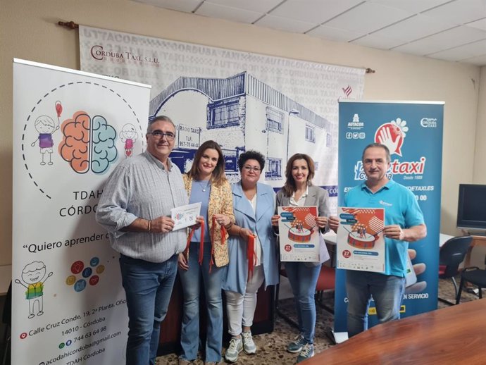 Responsables de Pidetaxi y de la Asociación TDHA Córdoba en la presentación de la campaña.
