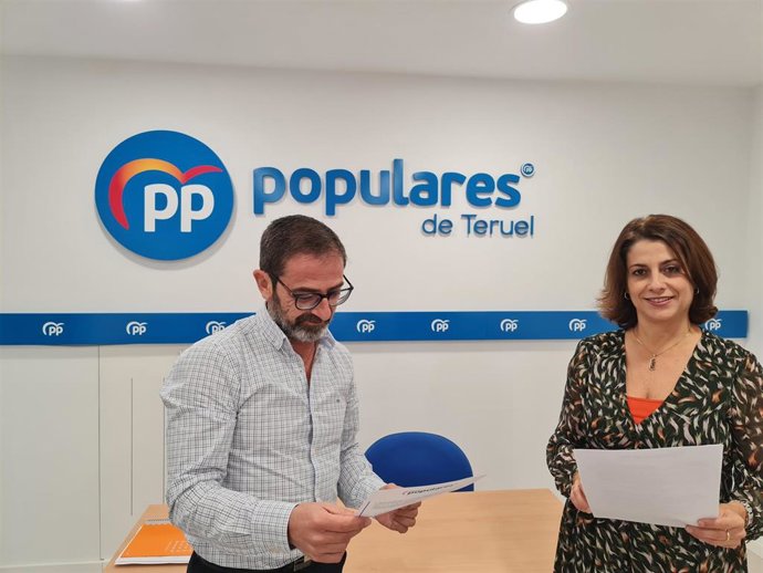La alcaldesa de Teruel, Emma Buj, y el portavoz del PP en la DPT, Carlos Boné.