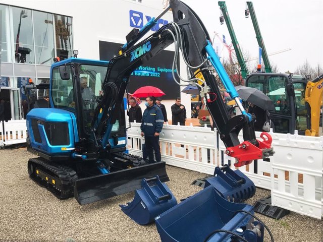 At the bauma 2022 in Munich, Germany, the XCMG electric excavator, XE35U-E, is putting on a pop-up performance to quickly replace attachments.