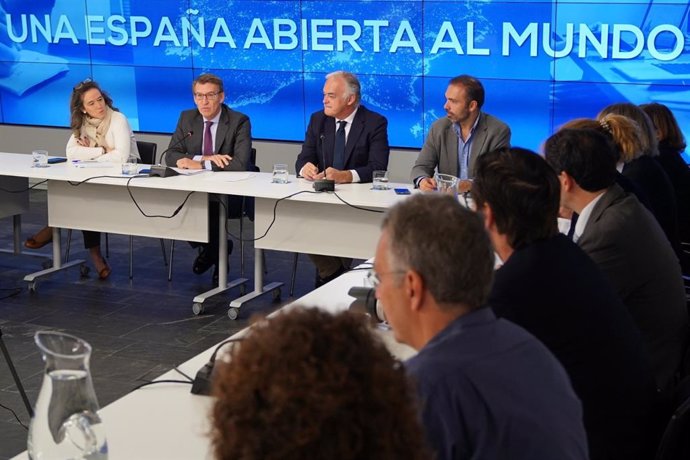 El líder del PP, Alberto Núñez Feijóo, se reúne con corresponsales extranjeros en la sede del PP. En Madrid a 25 de octubre de 2023.
