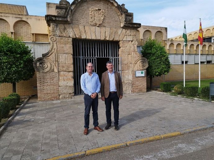 El delegado territorial de Agricultura, Pesca, Agua y Desarrollo Rural de la Junta, Francisco Acosta (dcha.), en su visita al Ifapa.