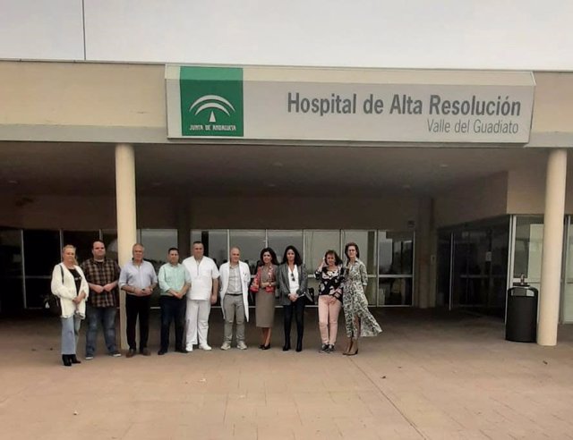 La delegada de Salud y Consumo, María Jesús Botella (cuarta por la dcha.), en el Hospital Valle del Guadiato.