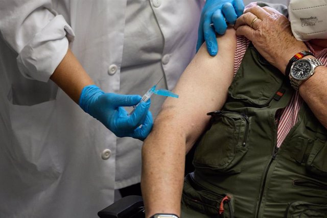 Un enfermero vacuna a un hombre en el Centro de Salud de Alameda de Osuna