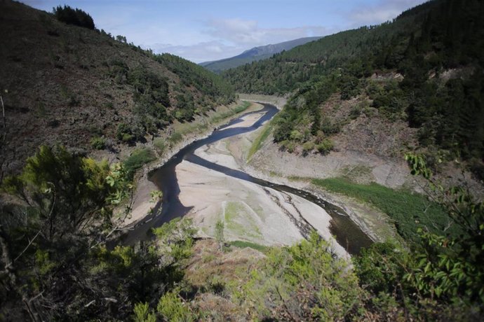 Archivo - Recorrido del embalse con poco caudal, a 26 de agosto de 2022, en Negueira de Muñiz, Lugo, Galicia (España). El embalse de Grandas de Salime, sobre la cuenca del río Navia, se encuentra en el 44,74% de su capacidad. Esta circunstancia deja ver