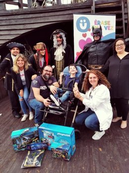 El pequeño en el Muelle de las Carabelas.