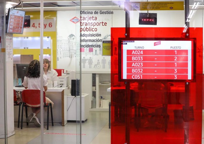 Archivo - Una persona tramita su título de transporte en la estación de Sol.