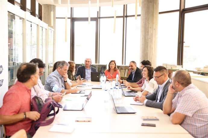 La presidenta del Govern, Francina Armengol, y el conseller de Educación y Formación Profesional, Martí March, reunidos con las asociaciones de familias para tratar medidas de conciliación.