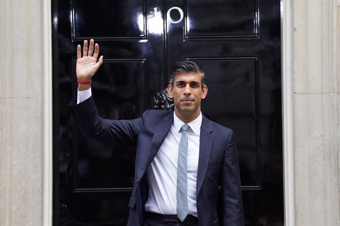 25 October 2022, United Kingdom, London: Newly-appointed British Prime Minister Rishi Sunak walks to deliver a statement outside 10 Downing Street, after meeting King Charles III and accepting his invitation to form a new government. Photo: Stefan Rouss