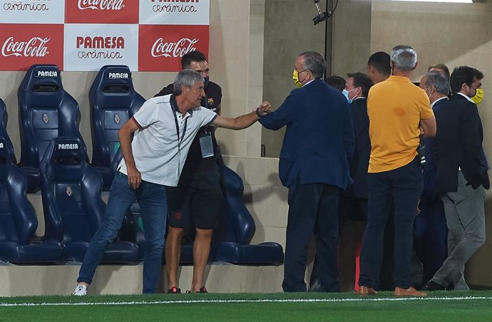 Archivo - Fernando Roigo, general manager of Villarreal, saludates to Quique Setien head coach of FC Barcelona before the La Liga Santander mach between Villarreal and FC Barcelona at La Ceramica Stadium, on July 5, 2020 in Vila-real, Spain