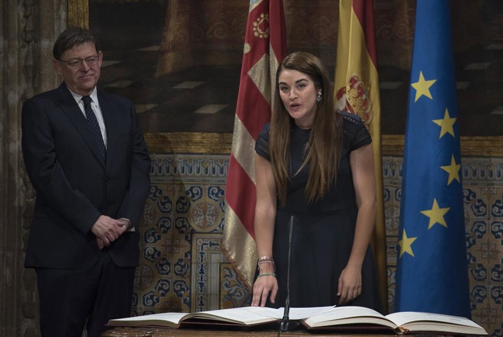 Archivo - La consellera de Agricultura, Desarrollo Rural, Emergencia Climática y Transición Ecológica de la Comunidad Valenciana, Mireia Moll, jura el cargo en el acto de posesión de los consellers junto al presidente de la Comunidad Valenciana, Ximo P