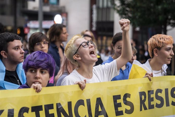 Varias personas sostienen una pancarta en una manifestación en contra del atraso del PSOE en la tramitación de la Ley Trans.