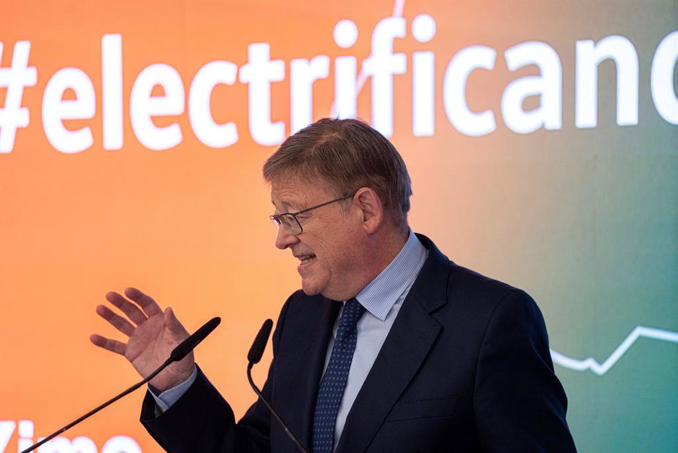 Archivo - El president de la Generalitat, Ximo Puig, firma con representantes de PowerCo (Grupo Volkswagen) el convenio de colaboración para el desarrollo de la planta de baterías de Sagunto, en una imagen de archivo