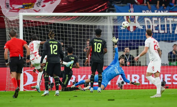25 October 2022, Saxony, Leipzig: RB Leipzig's Christopher Nkunku (L) scores his side's second goal of the game during the UEFA Champions League Group F soccer match between RB Leipzig and Real Madrid at the Red Bull Arena Leipzig. Photo: Jan Woitas/dpa