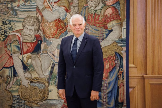 El alto representante de la UE para Asuntos Exteriores y Política de Seguridad y vicepresidente de la Comisión Europea, Josep Borrell, posa tras ser recibido en audiencia por el Rey, en el Palacio de la Zarzuela, a 11 de octubre de 2022, en Madrid (Espa