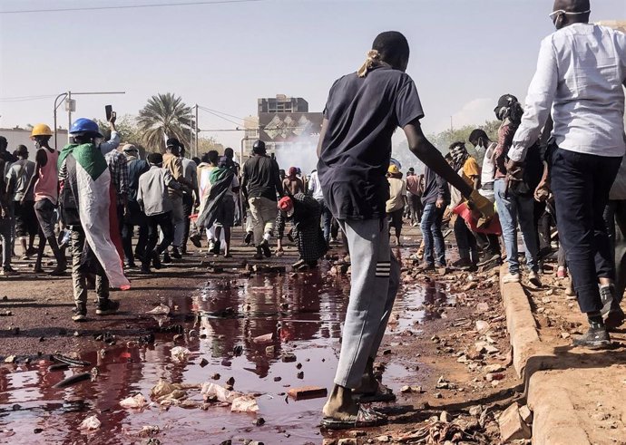 Archivo - Imagen de archivo de manifestantes sudaneses en una protesta contra el golpe militar de 2021 en Jartum, Sudán.