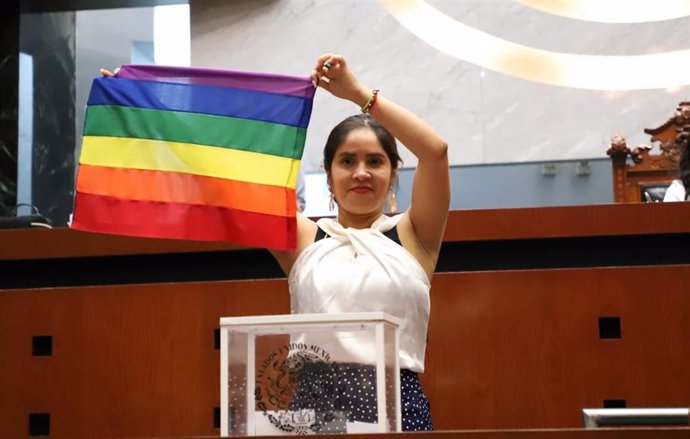Diputada del Congreso de Guerrero enseña una bandera LGTB