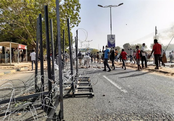 Archivo - Imagne de archivo de protestas en Darfur contra la junta que controla Sudán