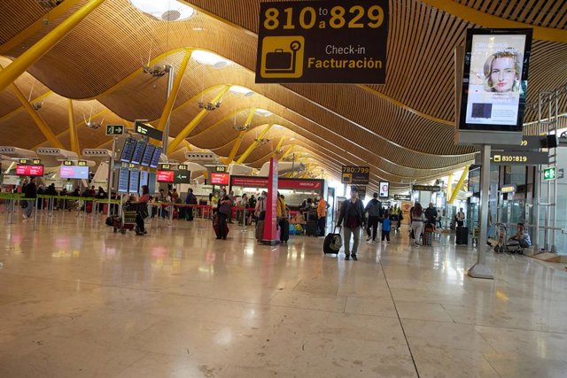 Pasajeros en la zona de facturación de la Terminal 4 del Aeropuerto Adolfo Suárez Madrid- Barajas