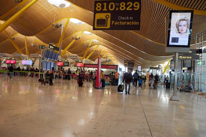 Pasajeros en la zona de facturación de la Terminal 4 del aeropuerto en el día que se inaugura la nueva Terminal de Autobuses de la T4 en el Aeropuerto Adolfo Suárez Madrid- Barajas, a 14 de octubre de 2022, en Madrid (España). Este intercambiador de aut