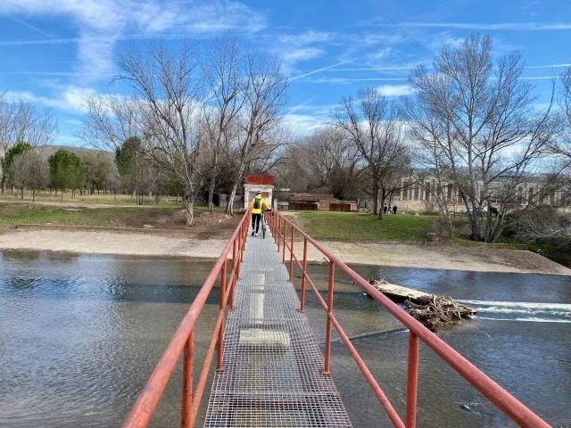 El puente que ha sido retirado y que servía de paso de una orilla a otra del río Jarama a su paso por Paracuellos de Jarama