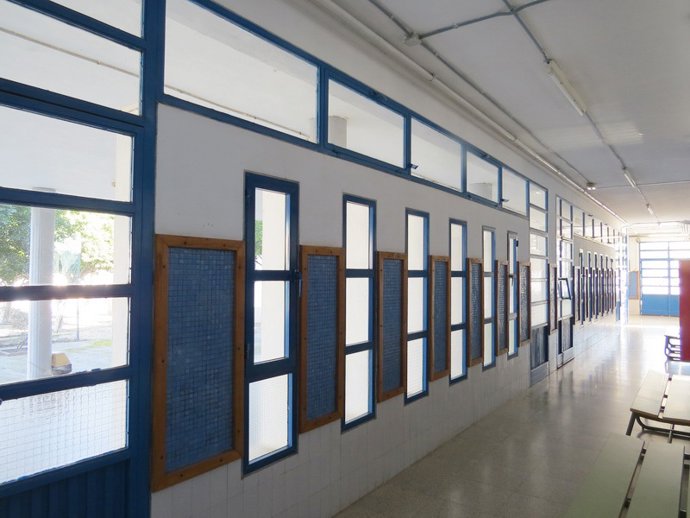 Archivo - Pasillo del CEIP La Paz, en Las Norias de El Ejido (Almería)