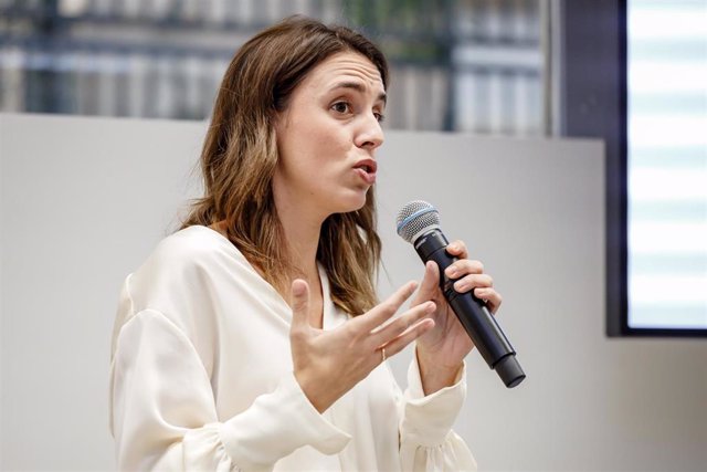 La ministra de Igualdad, Irenen Montero, pronuncia un discurso durante la entrega de ‘Premios Extraordinarias’ a mujeres emprendedoras en el ámbito rural, a 11 de octubre de 2022, en Madrid (España). 