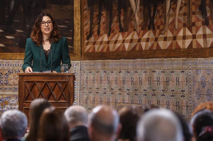 La vicepresidenta y portavoz del Gobierno valenciano y miembro de Compromís, Aitana Mas (c), y el presidente de la Generalitat Valenciana, Ximo Puig (d), en la foto de familia junto a los galardonados en la entrega de distinciones que otorga la Generali