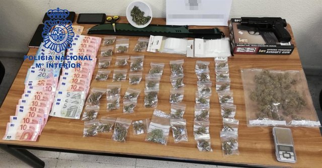 Nota De Prensa Y Fotografía: "La Policía Nacional Desmantela Un Punto De Venta De Droga Y Detiene A Dos Personas"