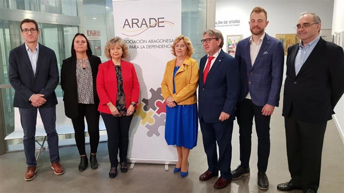 La consejera de Ciudadanía y Derechos Sociales, María Victoria Broto, con los responsables de ARADE.