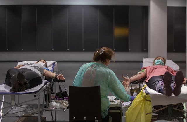 Archivo - Imagen de archivo de una donación de sangre en Sevilla.