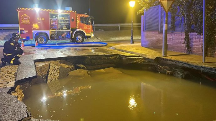 La rotuta de una tubería provoca la inundación de varios garajes de chalets y un socavón en la calle en Camarma de Esteruelas