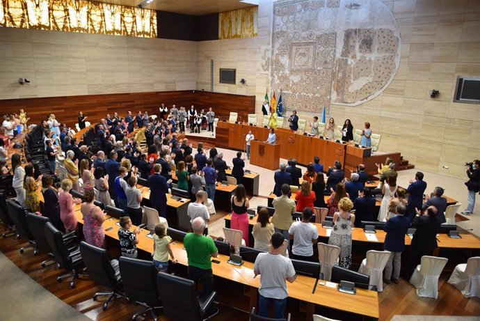 Archivo - Pleno de la Asamblea de Extremadura