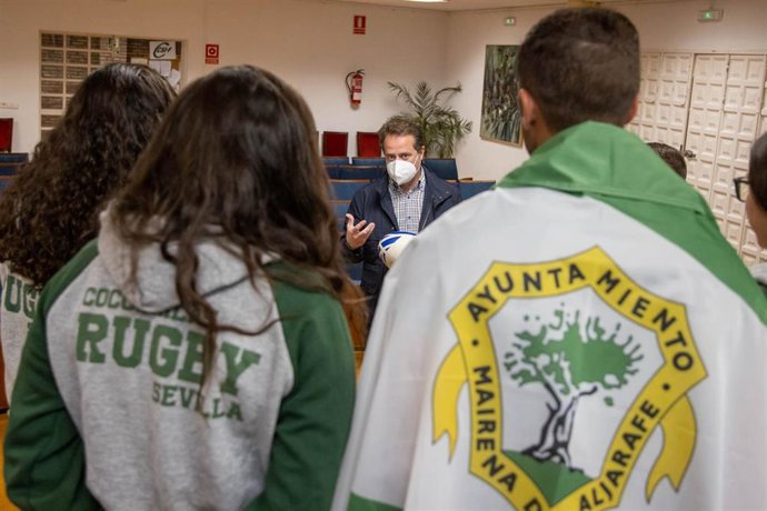 Archivo - El alcalde de Mairena del Aljarafe, Antonio Conde, con uno de los equipos de la localidad.