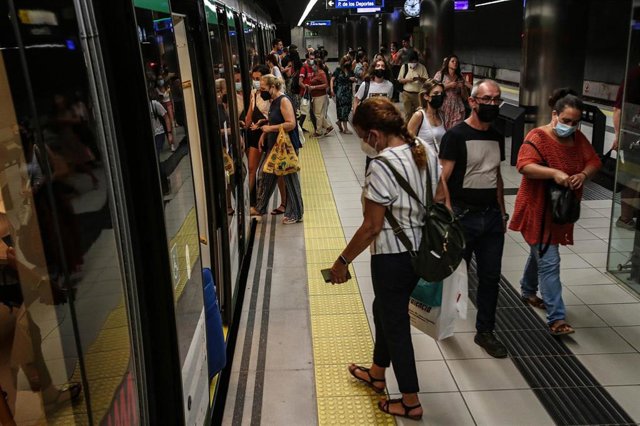 Archivo - Usuarios del metro de Málaga en una imagen de archivo