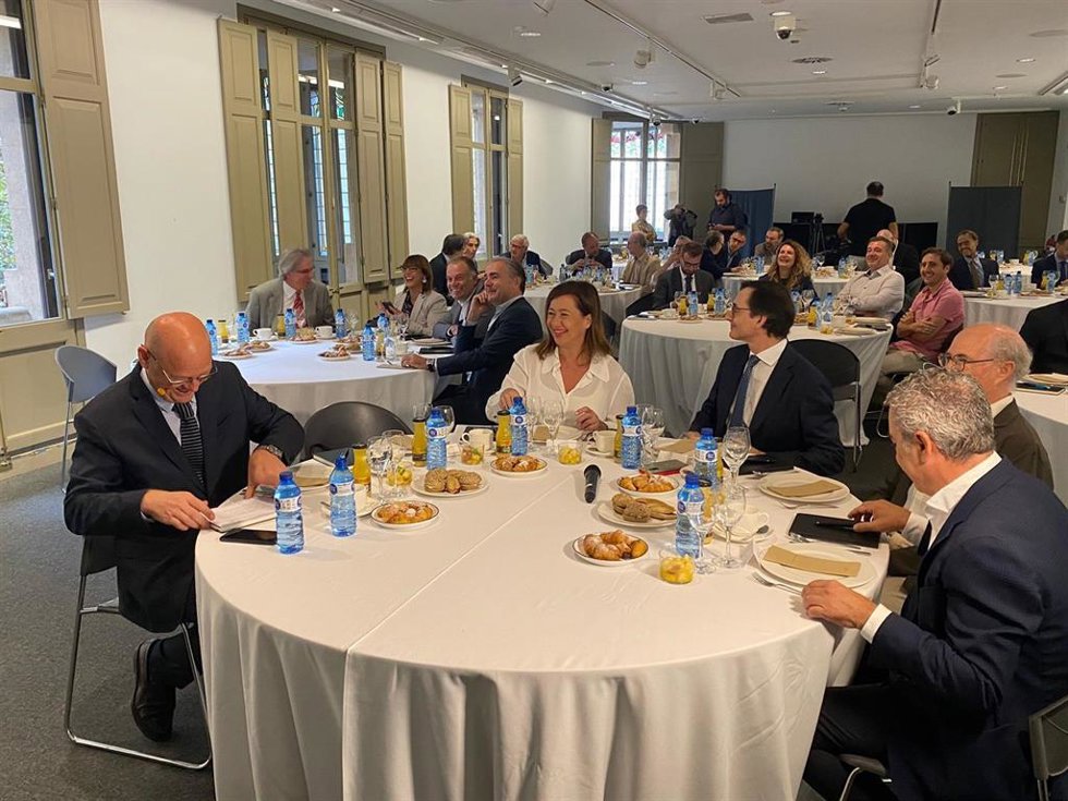 La presidenta del Govern, Francina Armengol, durante el desayuno empresarial organizado por la Fundación Impulsa Baleares.