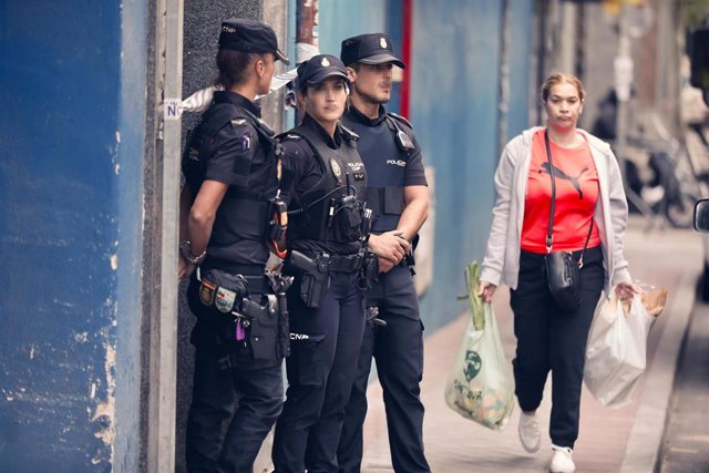 Varios agentes de Policía durante los trabajos de inspección de la Policía Nacional y Científica, en el domicilio donde Juana Canal residía con su pareja, en el distrito de Ciudad Lineal (Madrid)