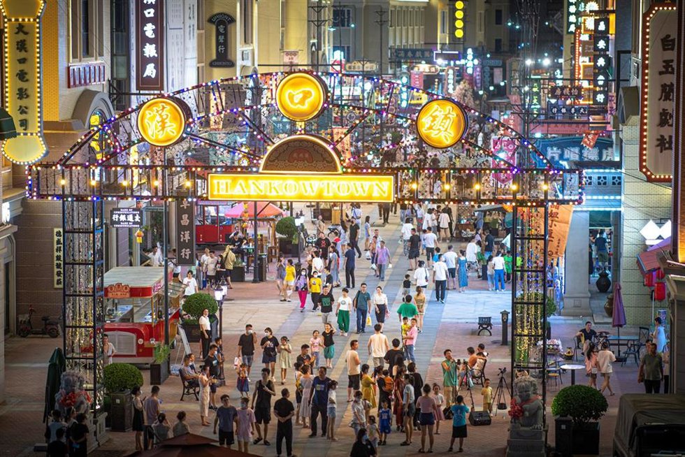 Calle comercial en la ciudad de Wuhan, China