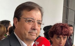 Archivo - El presidente de la Junta de Extremadura, Guillermo Fernández Vara, atiende a los medios, en una foto de archivo 