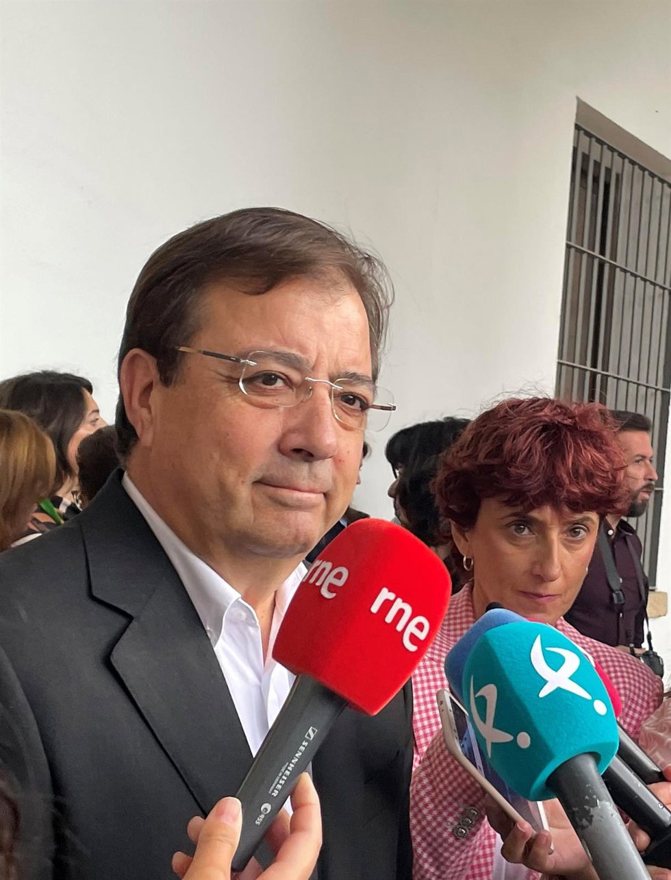 Archivo - El presidente de la Junta de Extremadura, Guillermo Fernández Vara, atiende a los medios, en una foto de archivo 