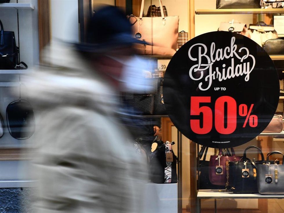 Archivo - Escaparate con una oferta de Black Friday