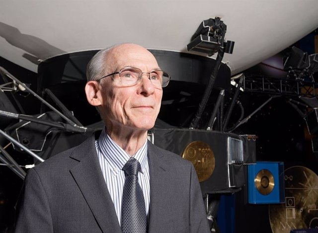 Ed Stone en 2019, frente a un modelo a escala de la nave espacial Voyager en el Laboratorio de Propulsión a Chorro de la NASA.