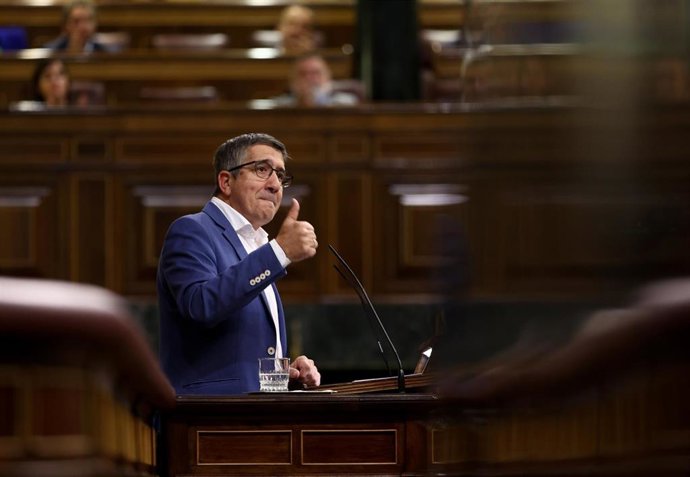 El portavoz del grupo socialista en el Congreso, Patxi López, interviene durante una sesión plenaria en el Congreso de los Diputados, a 13 de octubre de 2022, en Madrid (España). 