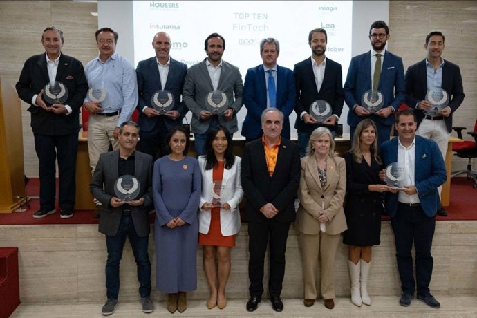 Foto de familia de los premiados. 