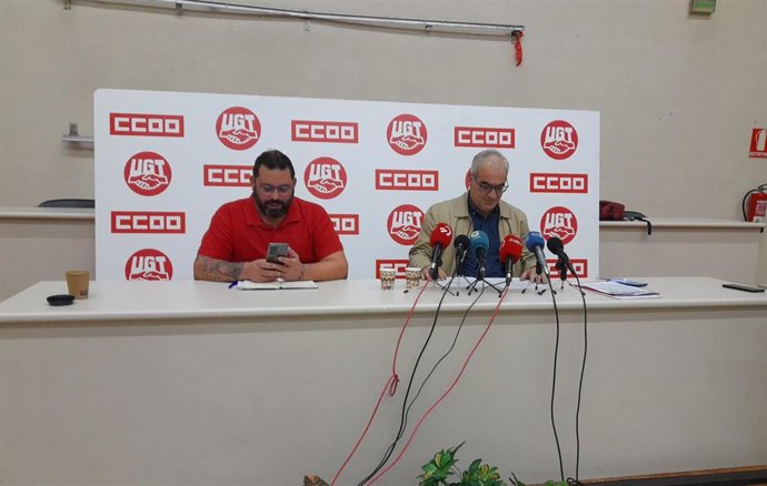 El secretario general de UGT-FICA Navarra, Lorenzo Ríos, y el secretario general de la Federación de Industria de CCOO de Navarra, Josema Romeo, durante la rueda de prensa