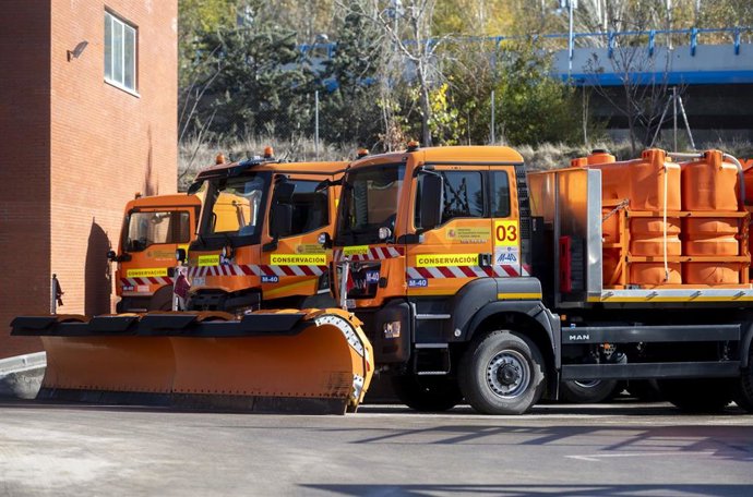 Archivo - Camiones de conservación de carreteras