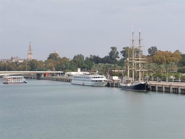 Imagen del buque escuela sueco Gunilla atracado en el Muelle de las Delicias del Puerto de Sevilla.