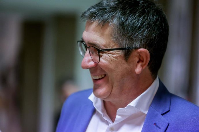 El portavoz del grupo socialista en el Congreso, Patxi López, a su llegada a la Junta de Portavoces, en el Congreso de los Diputados, a 4 de octubre de 2022, en Madrid (España).