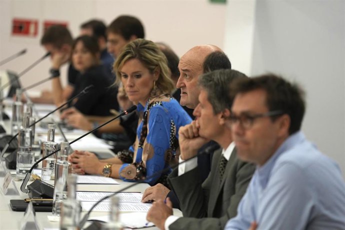 La secretaria del EBB y presidenta de Sabino Arana Fundazioa, Mireia Zarate  y el presidente de Euskadi Buru Batzarra (EBB), Andoni Ortuzar, durante el seminario sobre la defensa de la democracia en la sociedad digital organizado por el Partido Demócrat