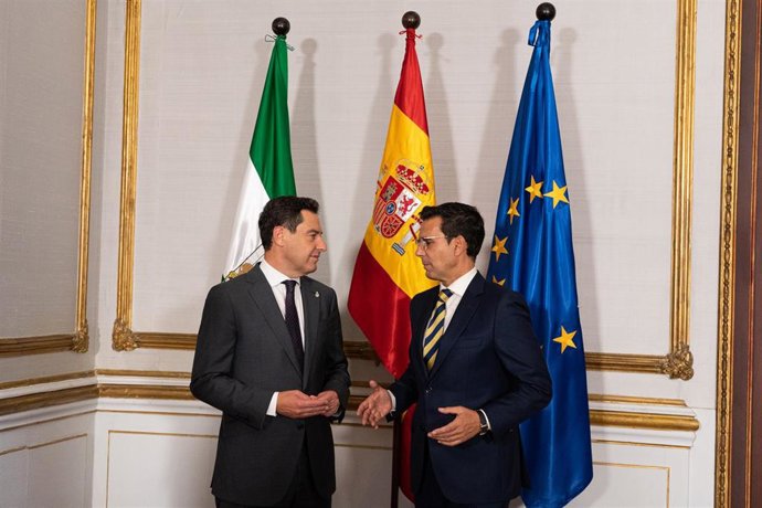 El presidente de la Junta de Andalucía Juanma Moreno (i) y el alcalde de Granada Francisco Cuenca (d) saludándose a la llegada para la reunión que tendrán lugar hoy en el Palacio de San Telmo, a 25 de octubre en Sevilla (Andalucía, España)